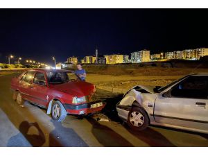 Elazığ'da iki otomobil çarpıştı, 5 kişi yaralandı