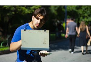 Güzel sanatlar öğrencisi, Eskişehir'i anlatan tuvallerini sergi için hazırlıyor