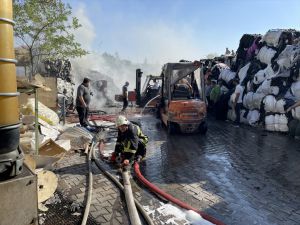 Kayseri'de keçe üretilen fabrikada çıkan yangın söndürüldü