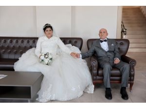 Eşiyle nikah tazeleyen depremzede kadın, gelinlik giyme hayaline 30 yıl sonra kavuştu