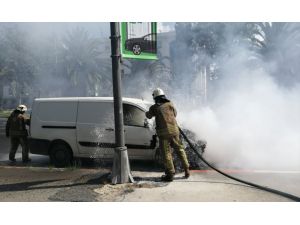 Fatih'te seyir halindeki hafif ticari araçta çıkan yangın söndürüldü