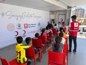 Malatya'da "Sevgi ve Sağlık Tırı"nda depremzede çocukların göz taraması yapıldı