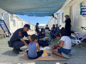 Jandarmanın kadın astsubaylarından Malatya'da depremzedelere destek