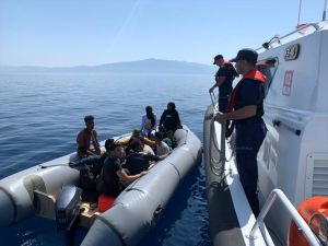 İzmir açıklarında 14 düzensiz göçmen yakalandı