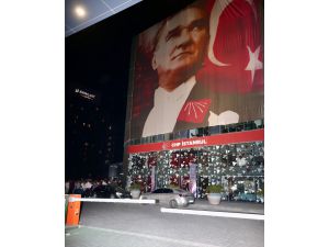 Delege seçimine müdahale edildiğini iddia eden CHP'liler İstanbul İl Başkanlığı önünde toplandı