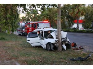 İzmir'de ağaca çarpan otomobilin sürücüsü öldü