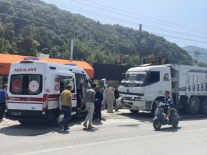 Sakarya'da hafriyat kamyonuyla çarpışan tur midibüsündeki 7 yabancı turist yaralandı