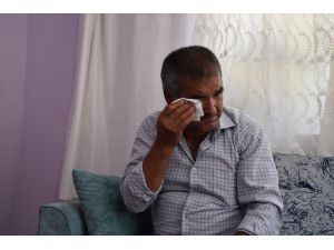 Afyonkarahisar'daki trafik kazasında hayatını kaybeden eşi için ağlıyor
