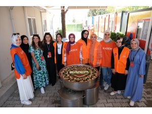 Kadın ve Demokrasi Vakfından Kahramanmaraş'ta depremzedelere aşure ikramı