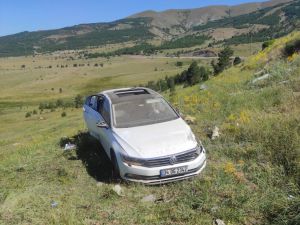 Erzincan'da şarampole devrilen otomobildeki 5 kişi yaralandı