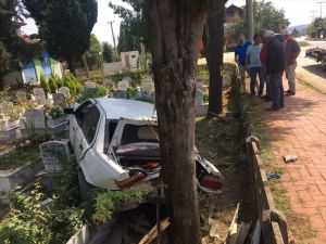 Düzce'de yoldan çıkarak mezarlığa giren otomobilin sürücüsü yaralandı
