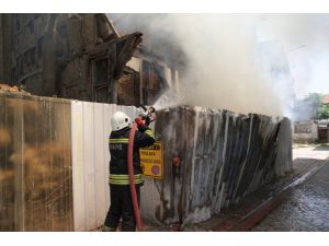Edirne'de ahşap metruk bina çıkan yangında hasar gördü