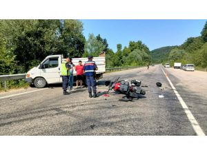 Sinop'ta kamyonetle çarpışan motosikletin sürücüsü yaralandı