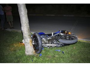 Uşak'ta ağaca çarpan motosikletteki 2 kişi yaralandı