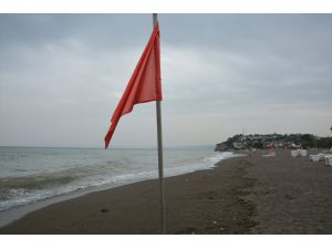 Düzce'de olumsuz hava koşulları nedeniyle denize girmek yasaklandı
