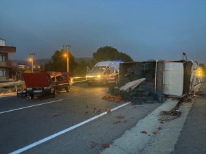 İzmir'de kamyonet ile otomobilin çarpıştığı kazada 1 kişi öldü, 1 kişi yaralandı