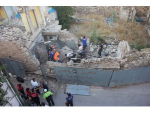 GÜNCELLEME 2 - Kilis'te metruk binanın bir kısmı yıkıldı