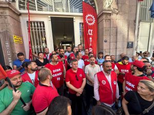 İzmir Büyükşehir Belediyesi işçilerinden iş bırakma eylemi