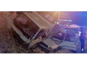 Mersin'de kamyonetle çarpışan otomobildeki 1 kişi öldü, 2 kişi yaralandı