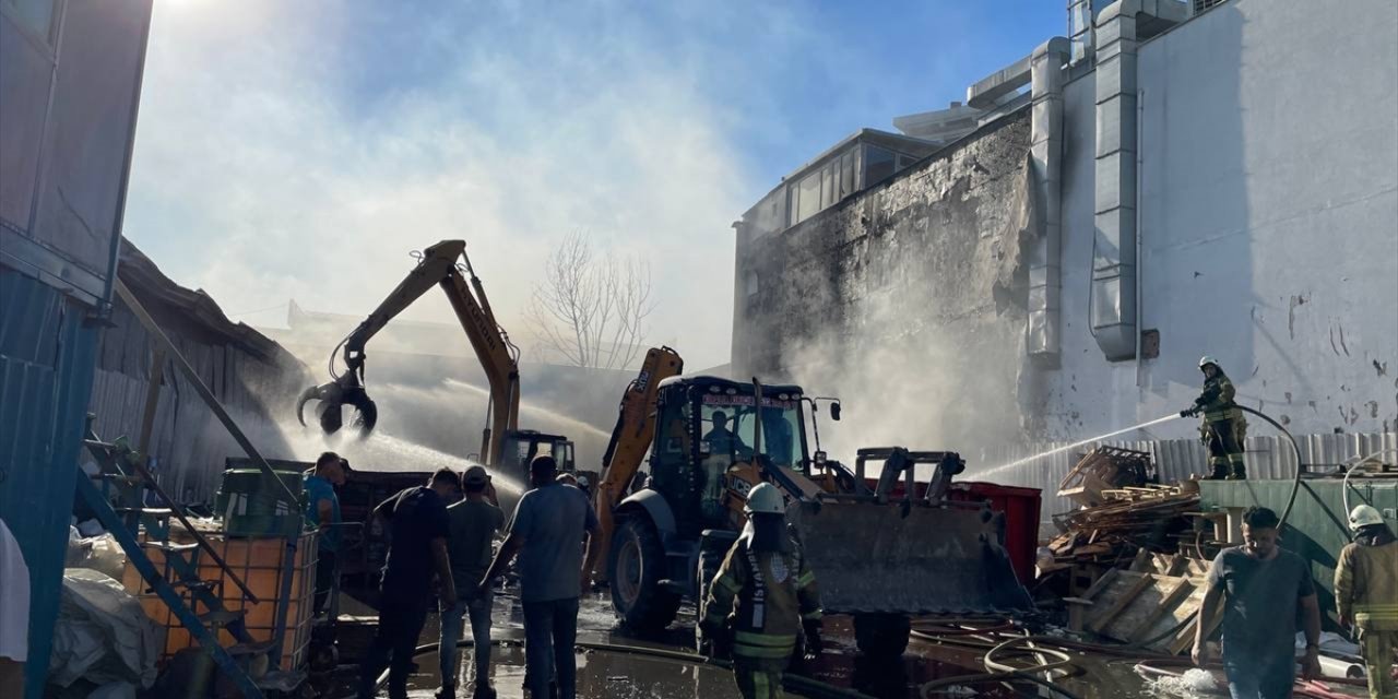 Esenyurt'ta geri dönüşüm deposunda çıkan yangın söndürüldü