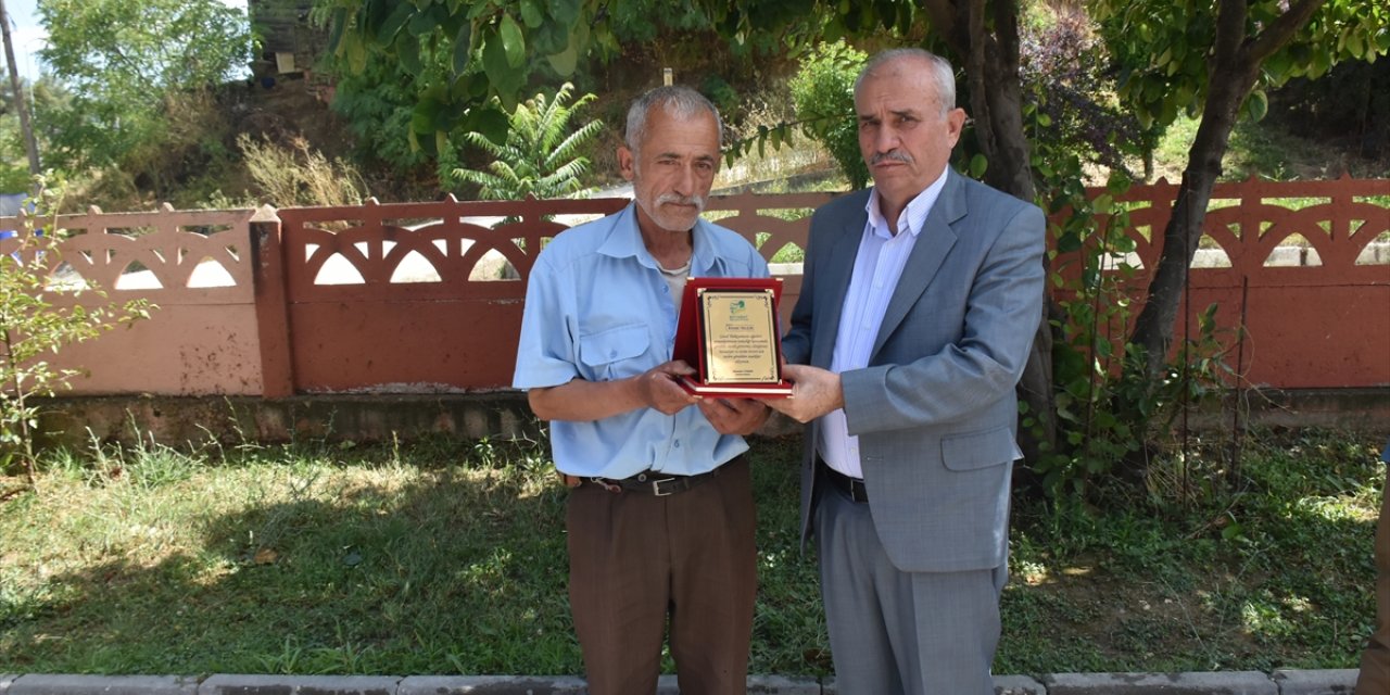 Sinop'ta çevre temizliğine katkıda bulunan vatandaş belediye tarafından ödüllendirildi