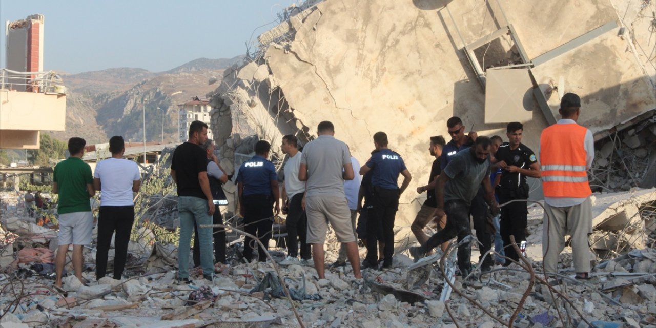 Hatay'da yıkım sırasında çöken binanın altında kalan iş makinesi operatörü kurtarıldı