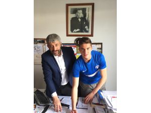 Sarıyer, Bertuğ Özgür Yıldırım'la profesyonel sözleşme imzaladı
