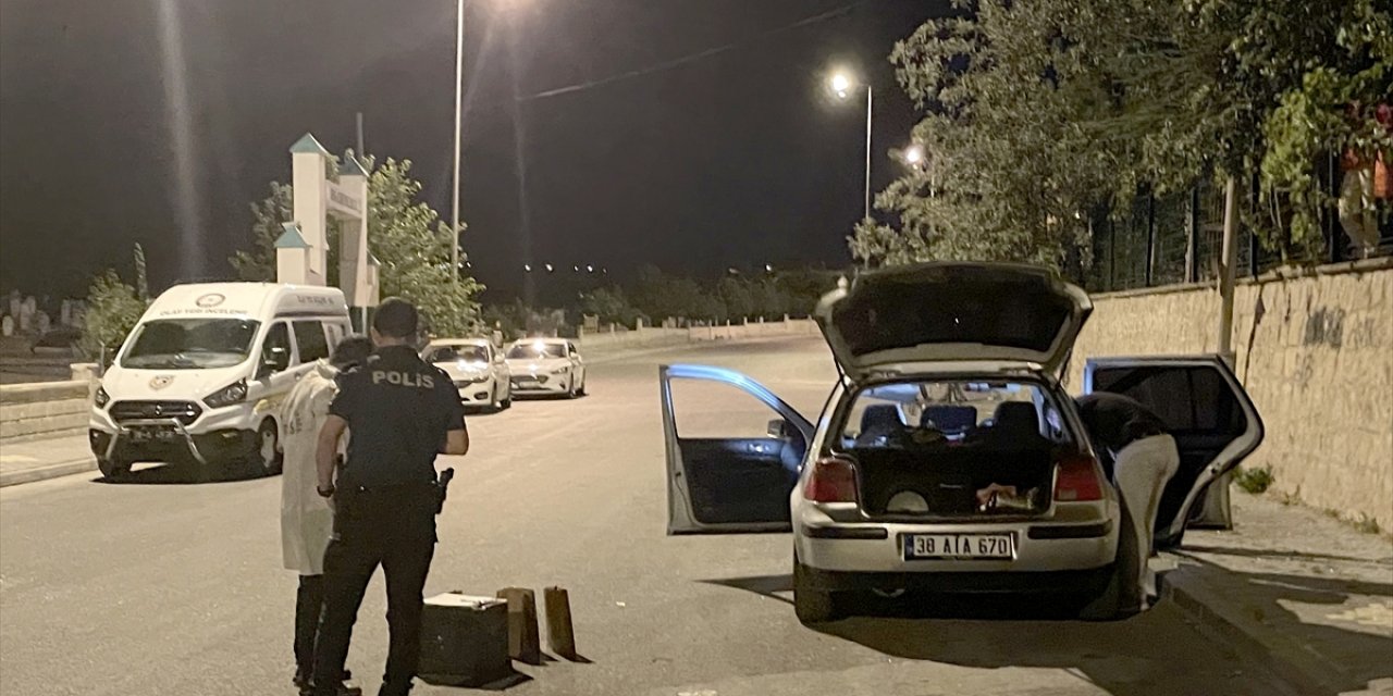 Kayseri'de otomobildeki çakmak gazı tüpünün patlaması sonucu 4 kişi yaralandı