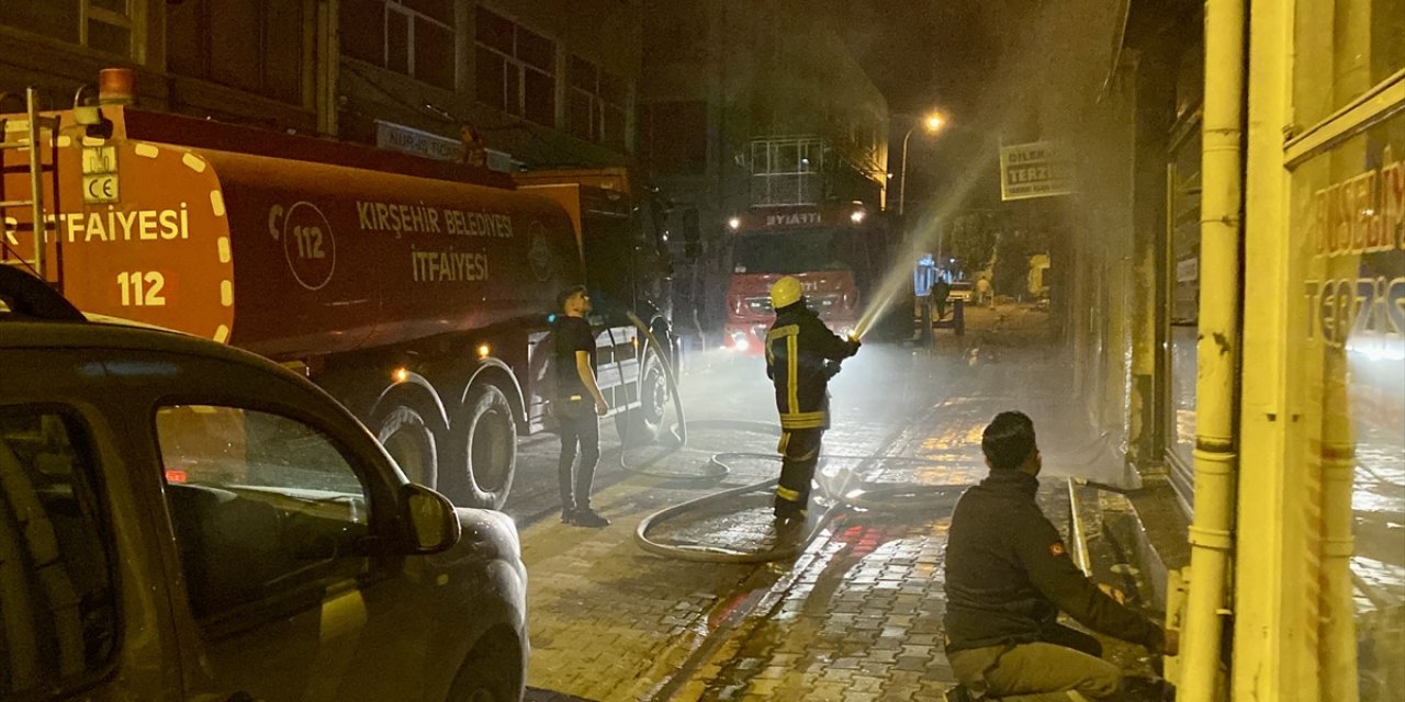 Kırşehir'de iş hanında çıkan yangında 9 iş yeri zarar gördü