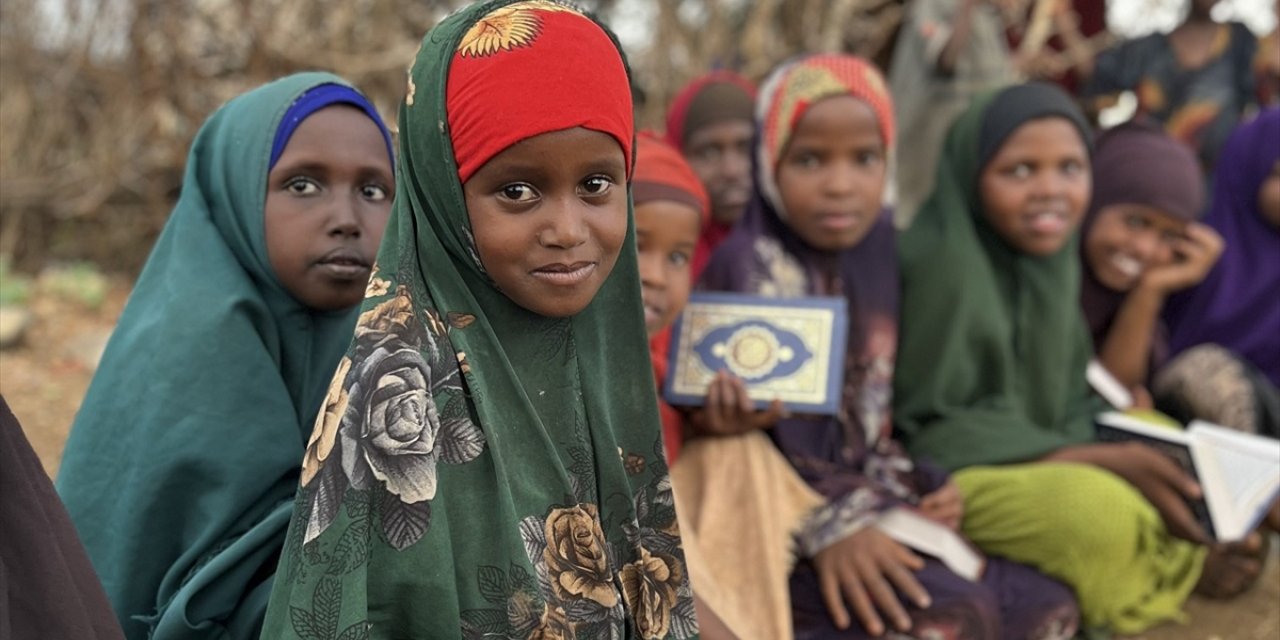 Hak İnsani Yardım Derneği Afrika'da Kur'an-ı Kerim dağıttı