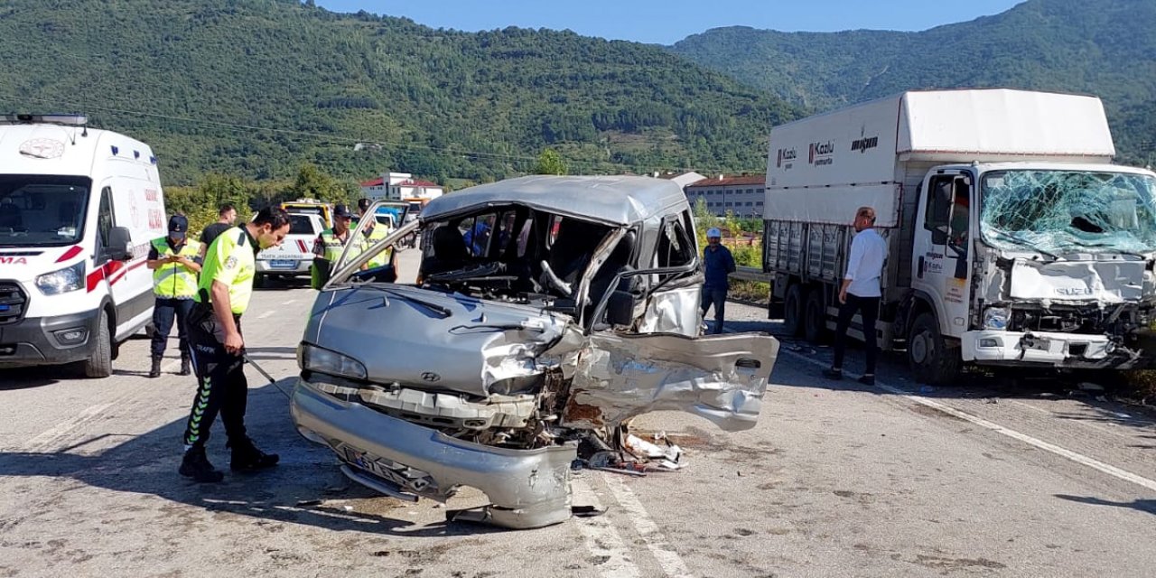 Karabük'te kamyonet ile hafif ticari aracın çarpıştığı kazada 4 kişi yaralandı