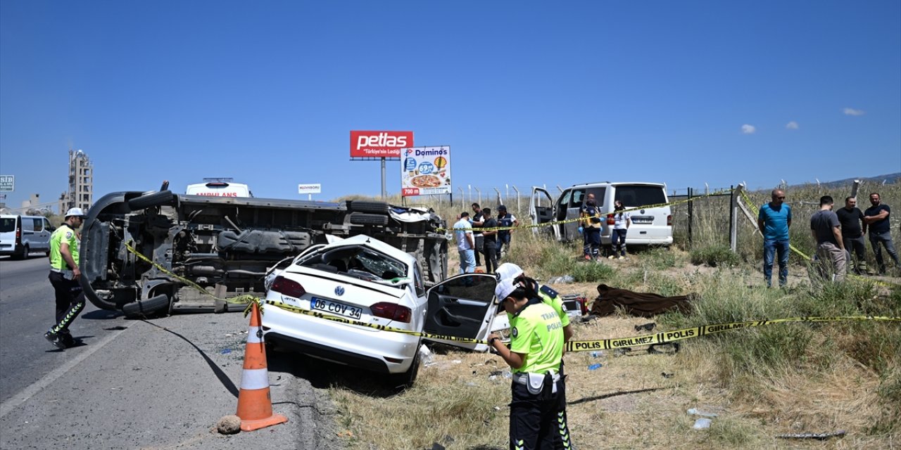 Ankara'da 3 aracın karıştığı zincirleme trafik kazasında 1 kişi öldü, 8 kişi yaralandı