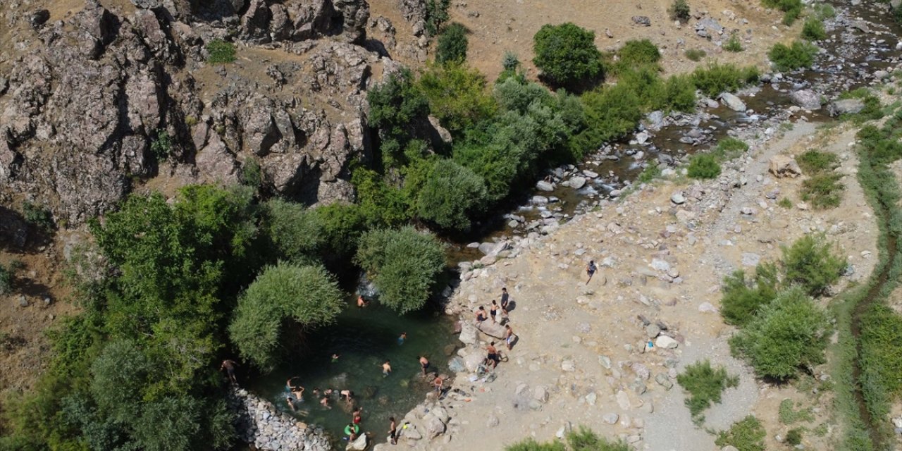 Elazığ'da sıcakta bunalan çocuklar Espor Deresi'nde serinliyor