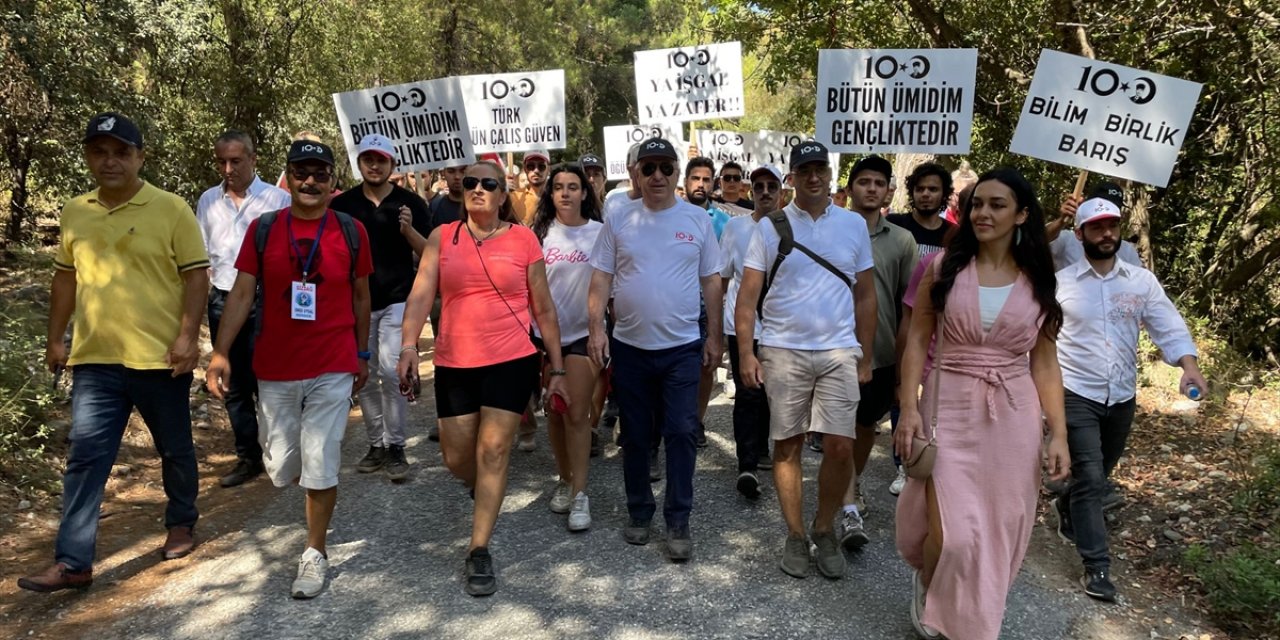 Zafer Partisi Genel Başkanı Özdağ, Aydın'da 100. Yıl Cumhuriyet Doğa Yürüyüşü yaptı