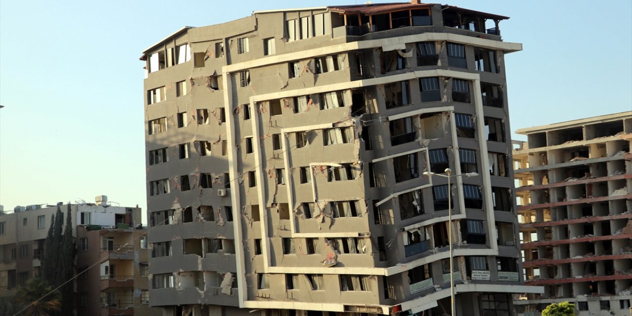 Hatay'da ağır hasarlı 10 katlı bina kontrollü şekilde yıkıldı