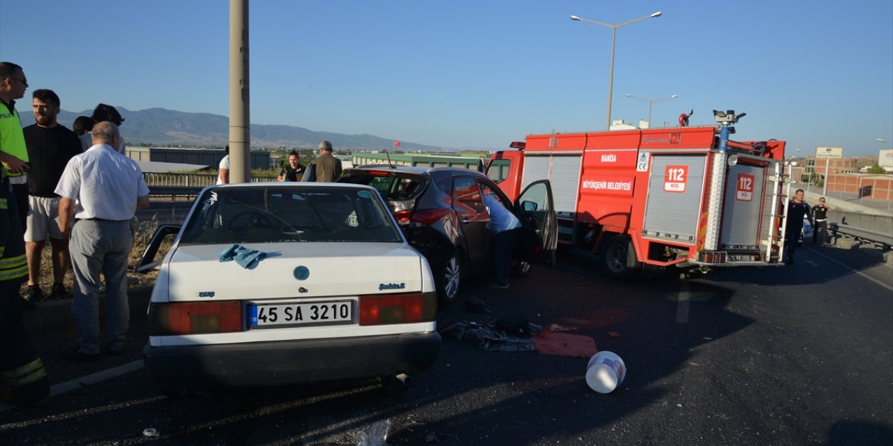 Manisa'da iki aracın çarpıştığı kazada 9 kişi yaralandı