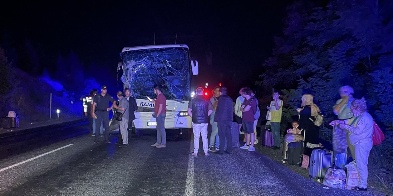 Eskişehir'de yolcu otobüsünün traktöre çarpması sonucu 6 kişi yaralandı