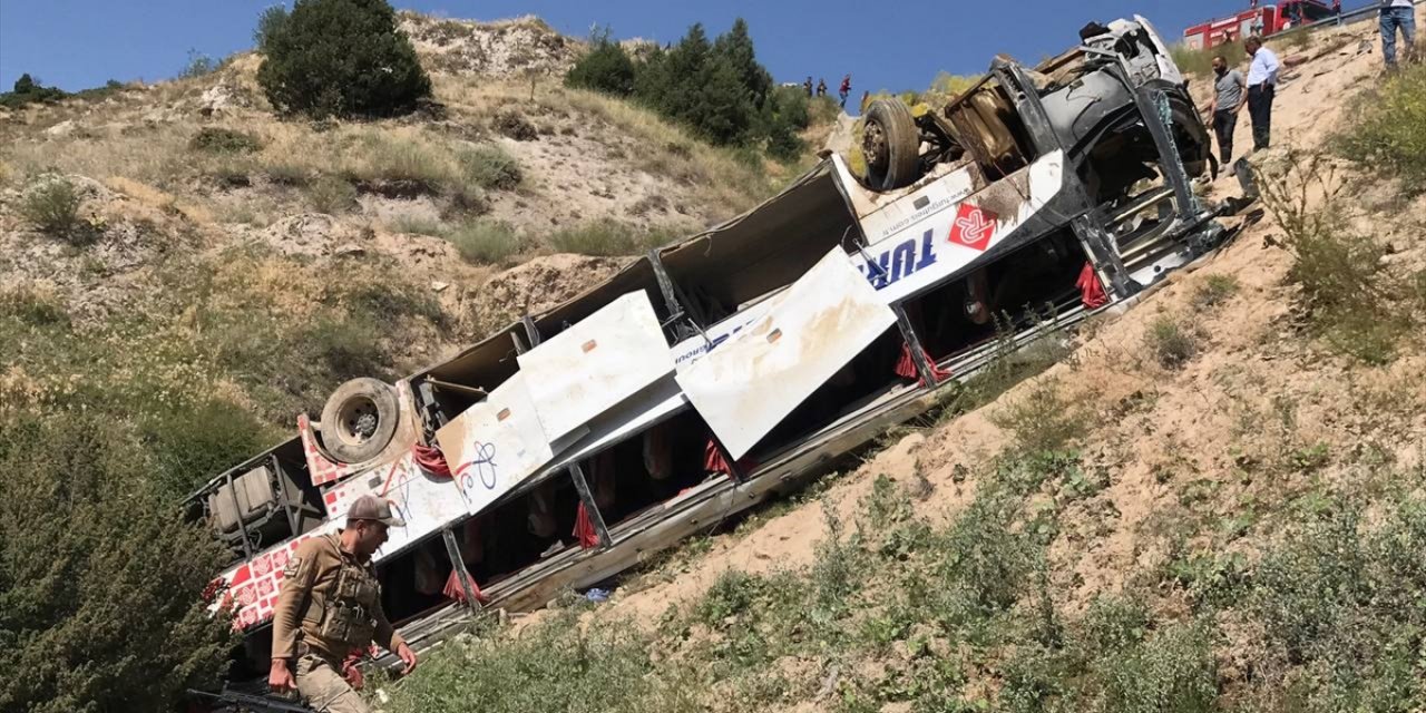 GÜNCELLEME - Kars'ta yolcu otobüsü şarampole devrildi