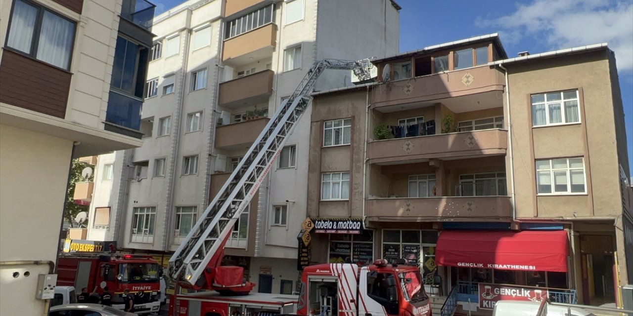 Kocaeli'de tadilat sırasında çatıda çıkan yangını söndürmeye çalışan usta yaralandı