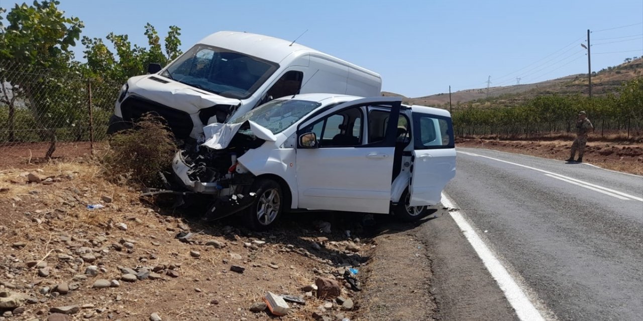 Siirt'te minibüs ve hafif ticari aracın çarpışması sonucu 6 kişi yaralandı