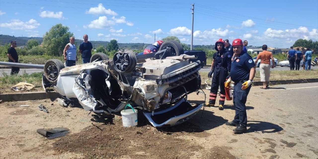 Sakarya'da tarım aracıyla çarpışarak devrilen otomobildeki 4 kişi yaralandı