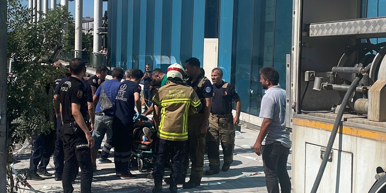 Bursa'da bina yıkımı yaparken devrilen iş makinesinin operatörü yaralandı