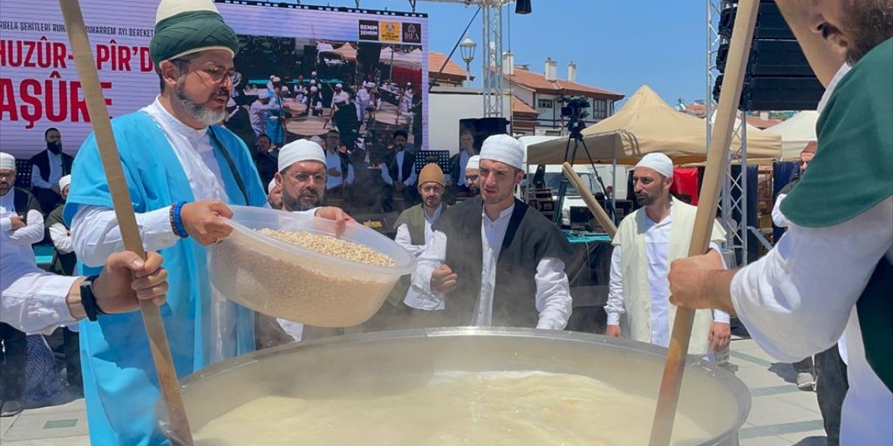 Mevlana Meydanı'nda Mevlevi usullerine göre aşure kaynatıldı