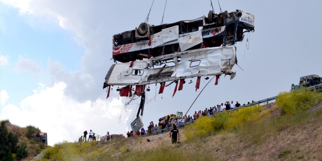 GÜNCELLEME 4 - Kars'ta yolcu otobüsü şarampole devrildi, 7 kişi öldü, 23 kişi yaralandı