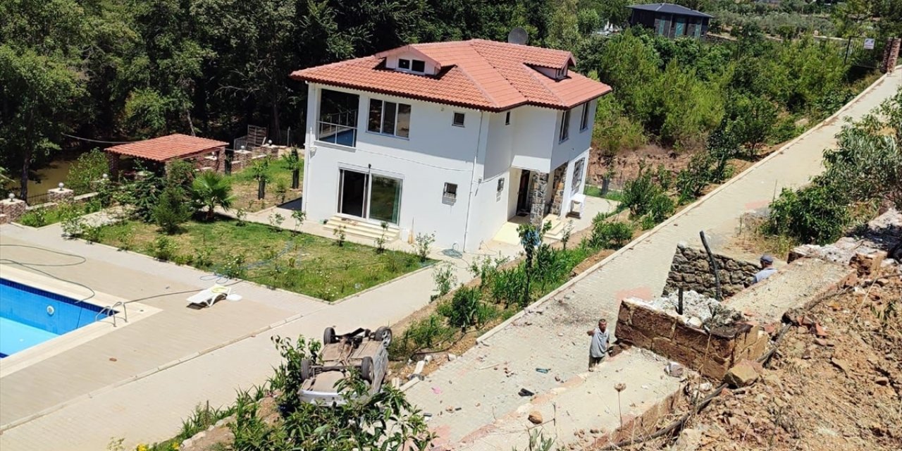 Antalya'da villa bahçesine devrilen otomobildeki 6 kişi yaralandı