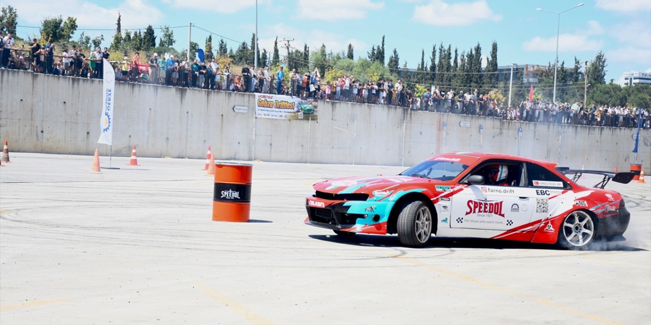 Otomobil tutkunları Kocaeli'de düzenlenen "Gebze Driftfest"te bir araya geldi