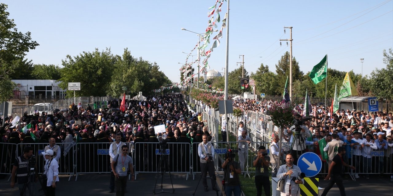 Diyarbakır'da "Kur'an-ı Kerim'e saygı" mitingi yapıldı