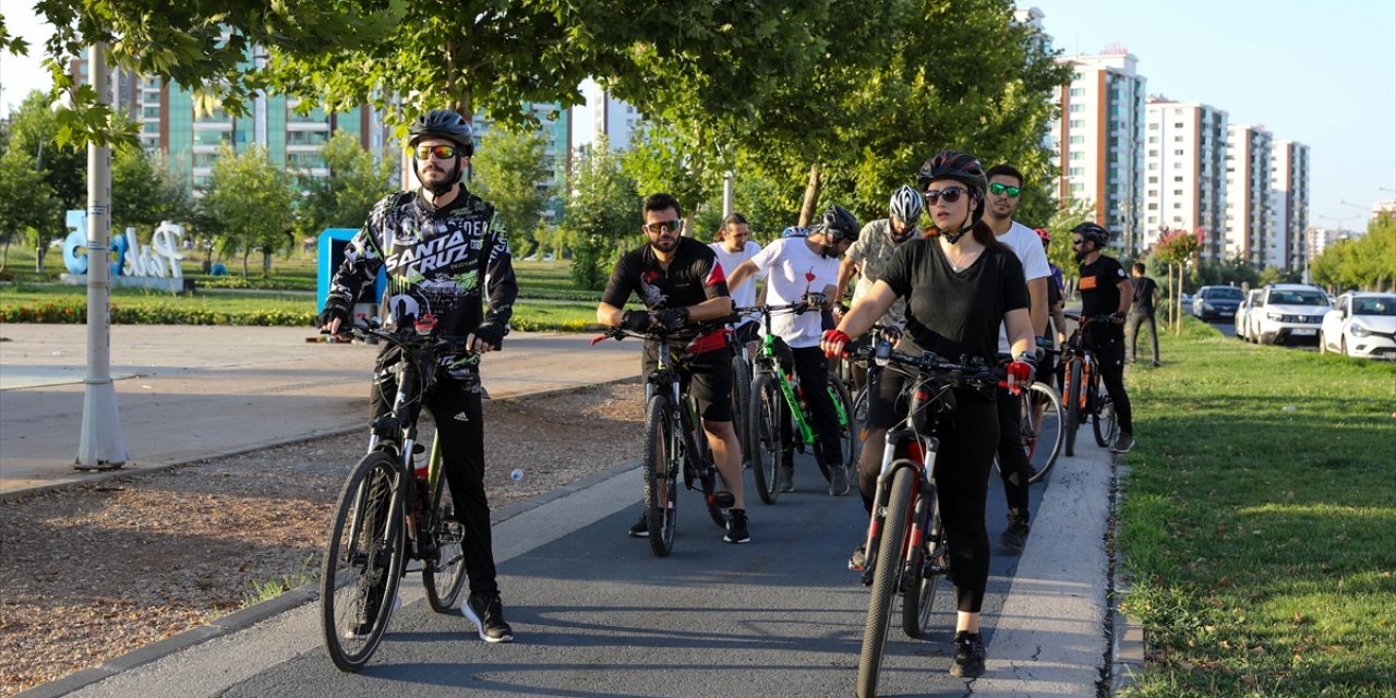 Trafik kazalarında hayatını kaybeden bisiklet tutkunları için Diyarbakır'da pedal çevirdiler