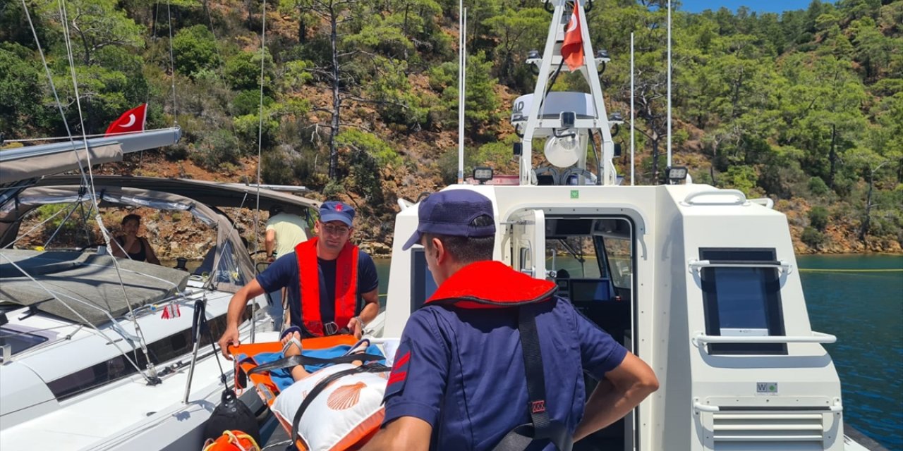 Fethiye açıklarındaki özel teknelerden 2 kişiye tıbbi tahliye