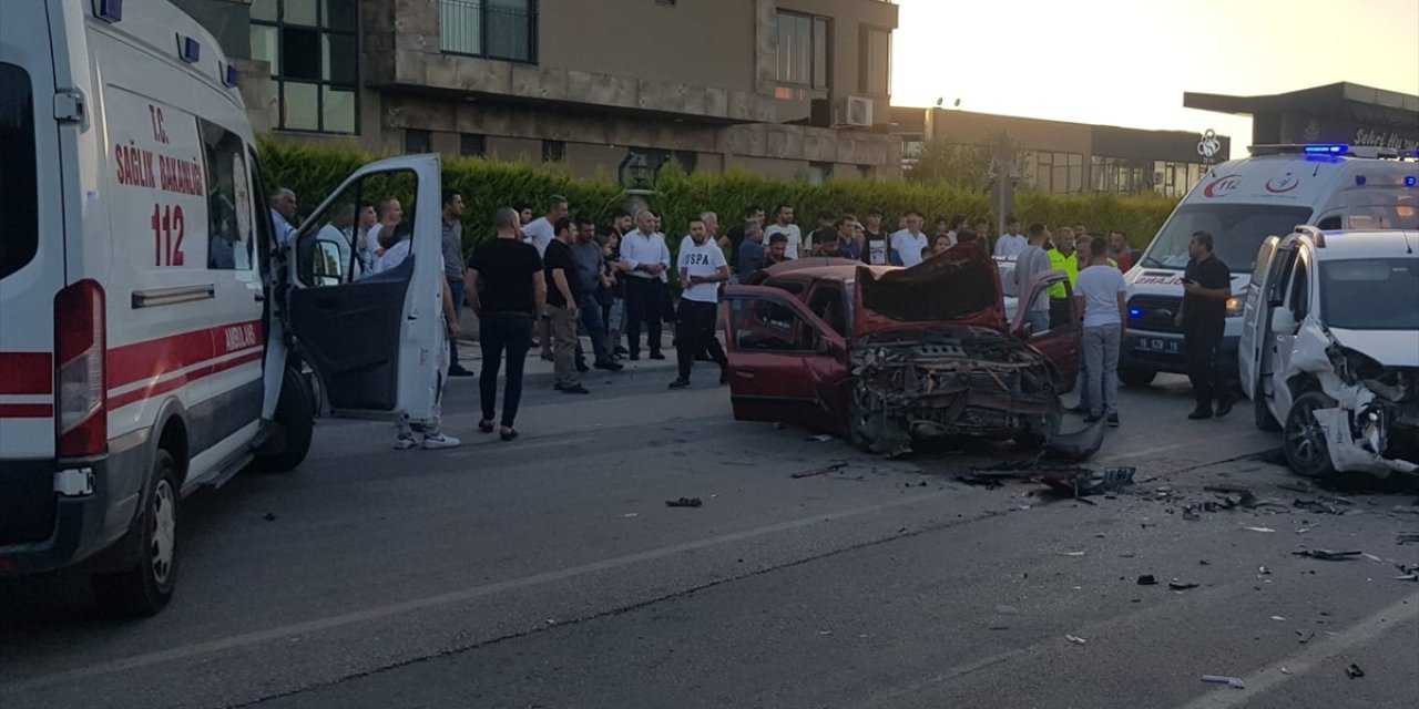 Bursa'da çarpışan hafif ticari araç ile otomobildeki 6 kişi yaralandı